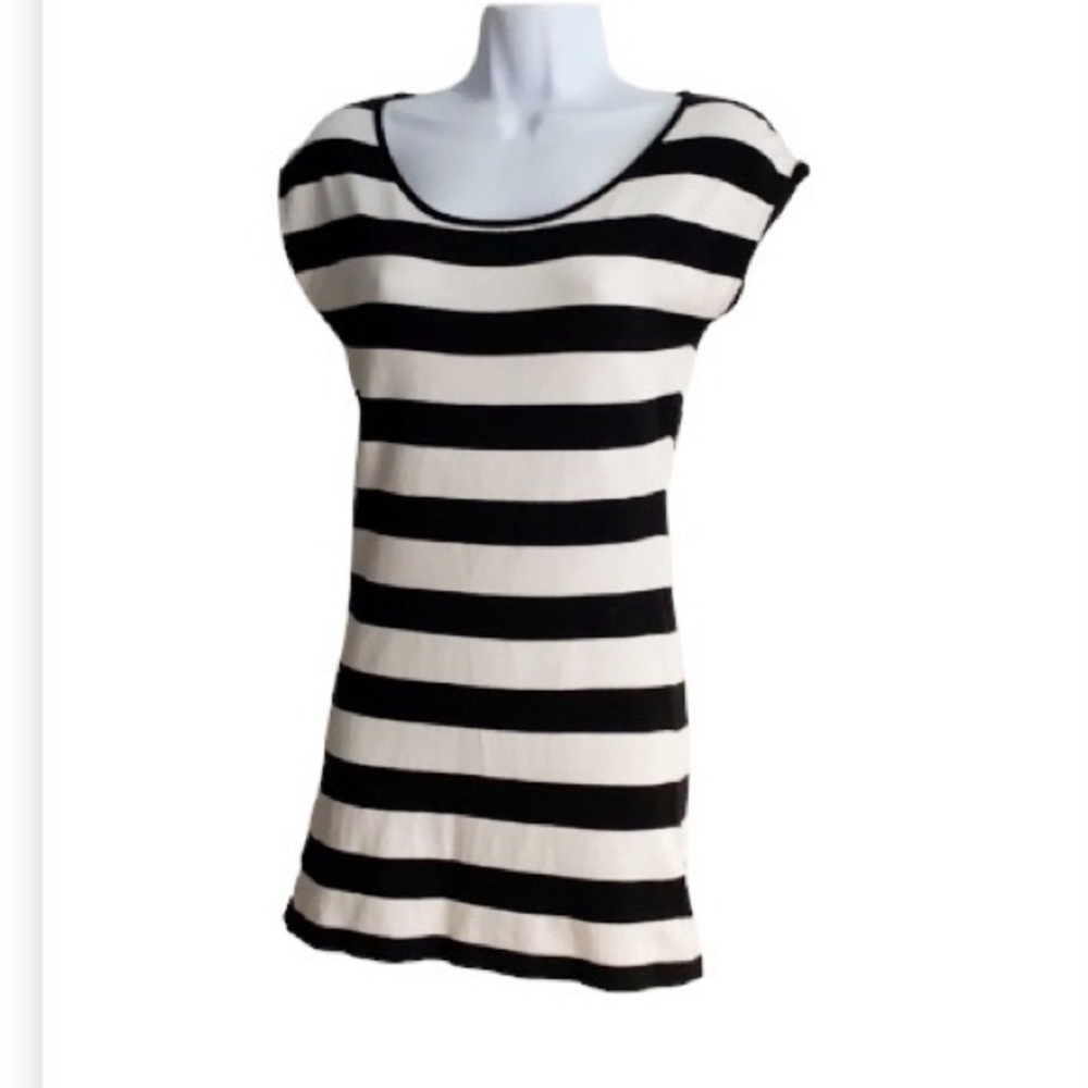💜2/$15 💜Black & White Sweater…long…great w/ leggings!!! Size S